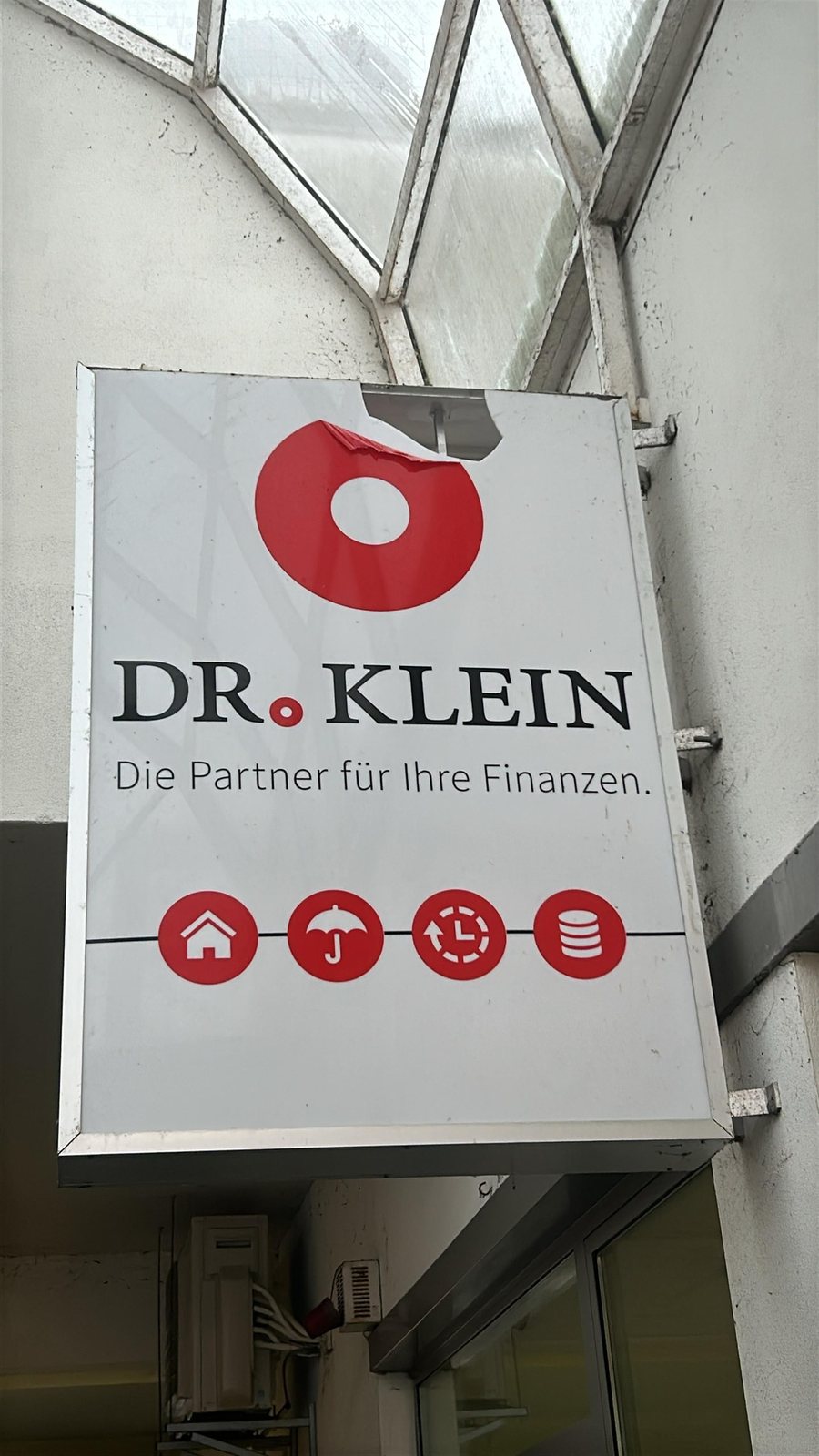 Leuchtkasten vor Reparatur Leuchtkasten und Lichtwerbung von ComTwo: Leuchtkasten vor Reparatur