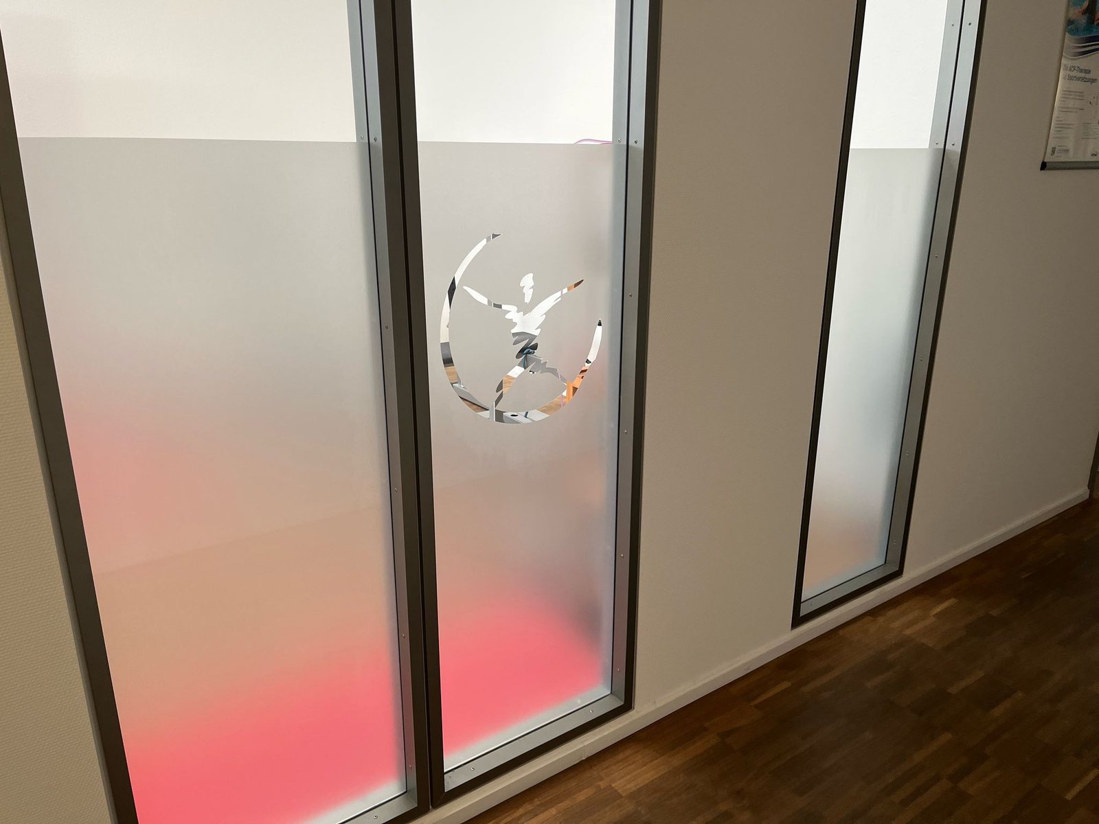 Milchglasfolie Schaufensterbeschriftung und Glasfolie von ComTwo: Milchglasfolie