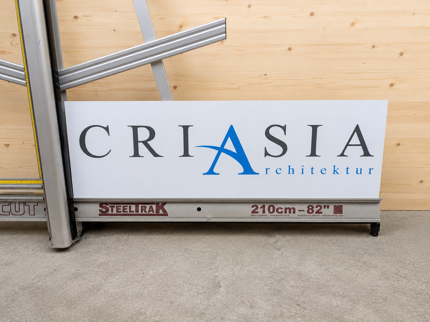Firmenschild Criasia Schilderherstellung und Leitsystem von ComTwo: Firmenschild Criasia